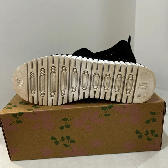 Isle Jacobson Faux suede slip on. Platform heal. EU 38 US women’s 7.5-8 - Picture 2 of 4